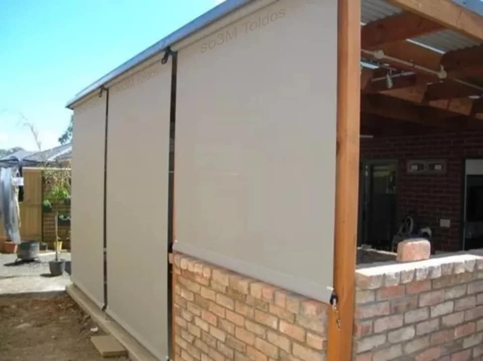 Toldo cortina bege sem visor fechando área de churrasqueira em varanda residencial